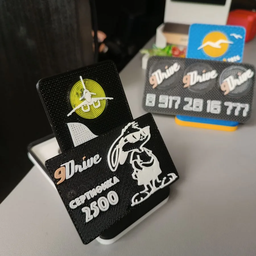3D-печатная карта 9Drive на 2500 с контурным мультяшным персонажем